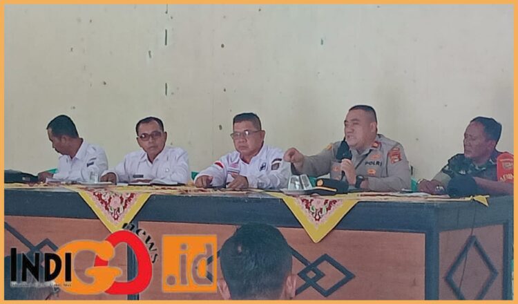 Camat Belitang lll, H. M. Nuh Hudawi bersama Kapolsek Belitang III, AKP. Jhoni, Selasa (26/7).