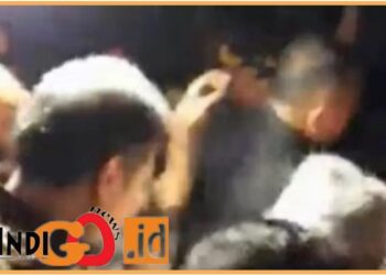 Bodyguard Airlangga Hartarto saat halangan wartawan meliput, Senin (24/7).