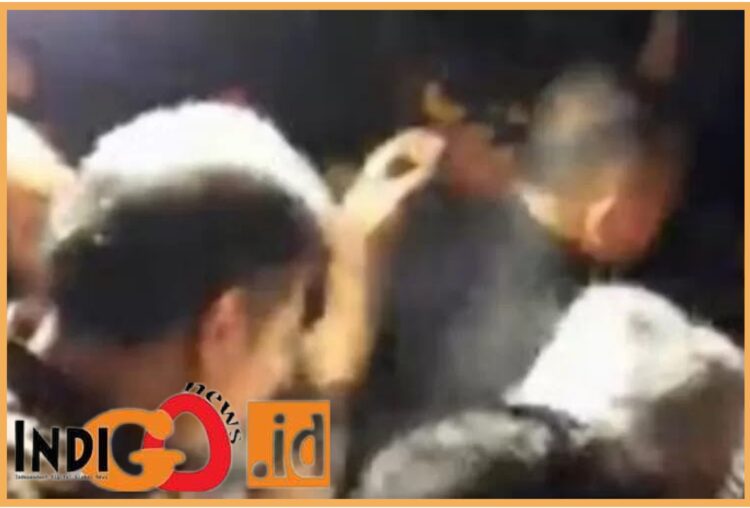 Bodyguard Airlangga Hartarto saat halangan wartawan meliput, Senin (24/7).