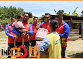 Lapas Siborongborong saat membagi sembako, Sabtu (29/7).