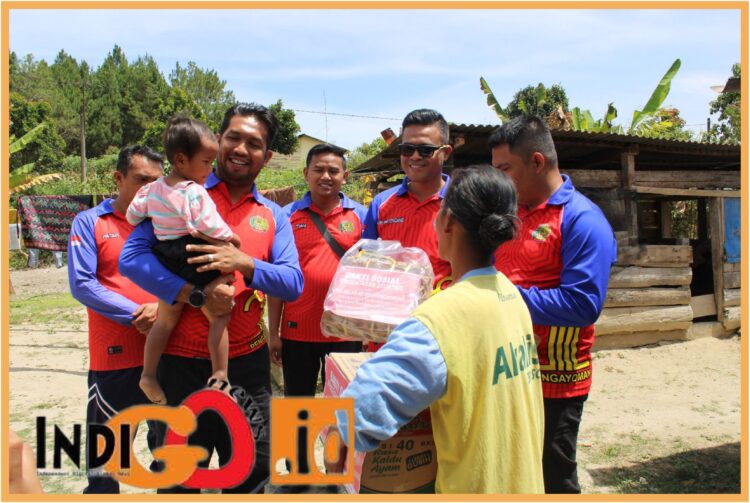 Lapas Siborongborong saat membagi sembako, Sabtu (29/7).