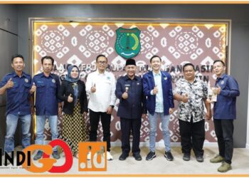Ketua IWO Sumsel, Efran bersama Bupati Muba, Drs. H. Apriyadi M.Si, Senin (31/7).