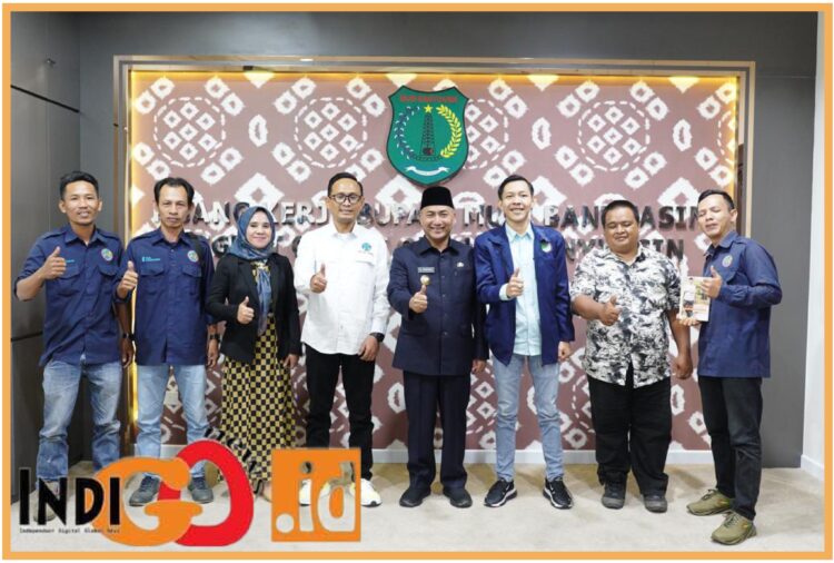 Ketua IWO Sumsel, Efran bersama Bupati Muba, Drs. H. Apriyadi M.Si, Senin (31/7).