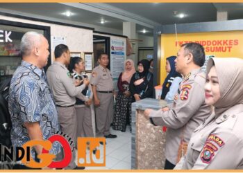 Karumkit Tk. II Bhayangkara Mas Kadiran Medan, Kombes. Pol. dr. Siti Nur Imanta Tarigan Sp.PK dan Kabagstrajemen Rorena Polda Sumut, AKBP. Juliani SIK, MH dan personil Polda Sumut saat terima kunjungan Puslitbang Mabes Polri, Minggu (30/7).