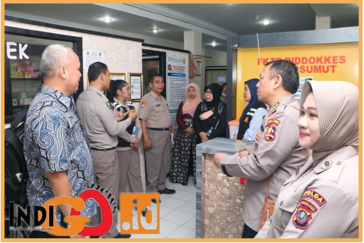 Karumkit Tk. II Bhayangkara Mas Kadiran Medan, Kombes. Pol. dr. Siti Nur Imanta Tarigan Sp.PK dan Kabagstrajemen Rorena Polda Sumut, AKBP. Juliani SIK, MH dan personil Polda Sumut saat terima kunjungan Puslitbang Mabes Polri, Minggu (30/7).