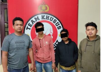 Tersangka, Anton Ginting bersama Erik Pinem saat diamankan di Polres Dairi, Sabtu (1/7).