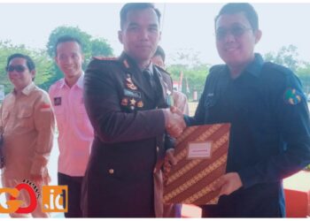 Kapolres OKU Timur, AKBP. Dwi saat menyerahkan piagam penghargaan langsung diterima Ketua IWO OKU Timur, Angga pada HUT Bhayangkara ke- 77, Sabtu (1/7).