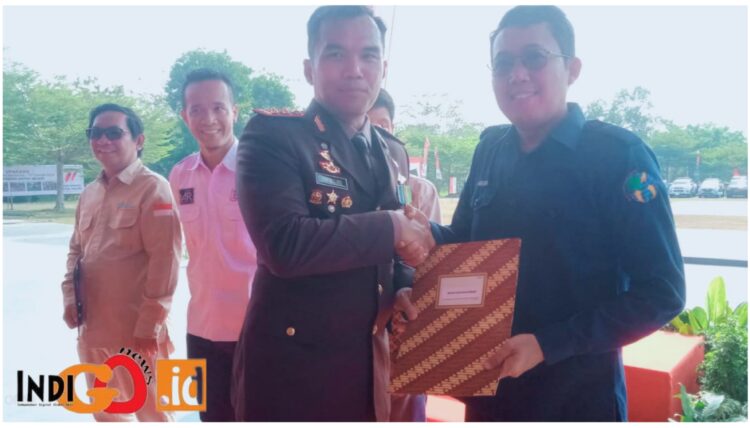 Kapolres OKU Timur, AKBP. Dwi saat menyerahkan piagam penghargaan langsung diterima Ketua IWO OKU Timur, Angga pada HUT Bhayangkara ke- 77, Sabtu (1/7).