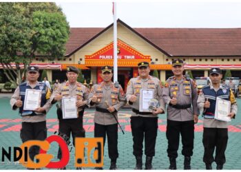 Personil Polsek Belitang III saat terima penghargaan dari Polres OKU Timur, Senin (3/7).
