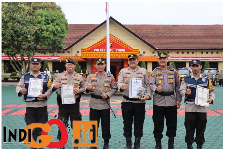 Personil Polsek Belitang III saat terima penghargaan dari Polres OKU Timur, Senin (3/7).