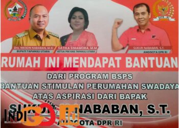 Kartu rumah penerima bantuan dari aspirasi Sukur Nababan ST, Selasa (4/7).