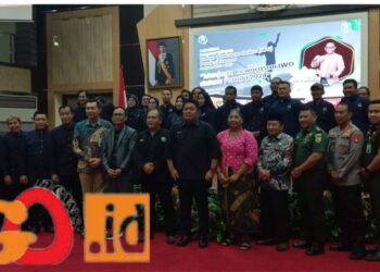 Pengurus IWO Sumsel saat menerima pataka dari Ketua Umum IWO, Selasa (4/7).