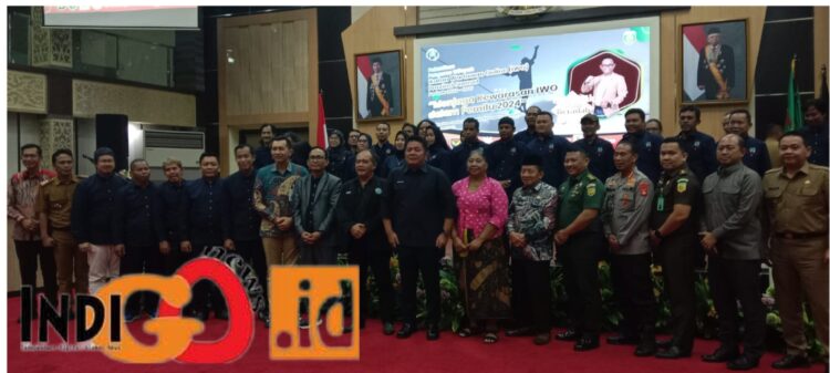 Pengurus IWO Sumsel saat menerima pataka dari Ketua Umum IWO, Selasa (4/7).