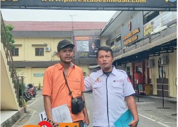Burju Simatupang bersama Jonny Ginting saat di Polrestabes Medan, Kamis (6/7).