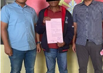 Kepala Desa Lau Tawar, BSS saat ditetapkan dan ditahan di Polres Dairi, Kamis (6/7).