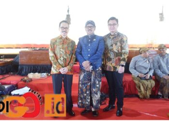 Hoky saat menghadiri pagelaran wayang kulit HUT Bhayangkara, Jumat (7/7).