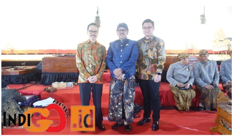 Hoky saat menghadiri pagelaran wayang kulit HUT Bhayangkara, Jumat (7/7).