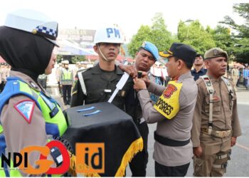 Kapolres Agara, AKBP. Doni saat pimpin apel pasukan, Senin (10/7).