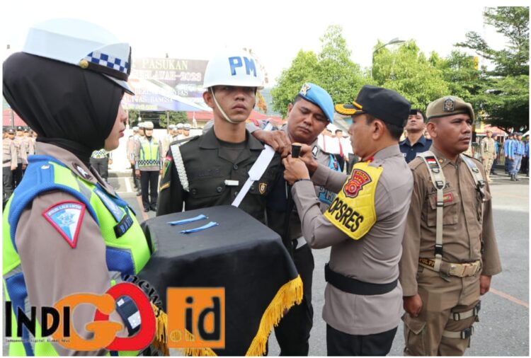 Kapolres Agara, AKBP. Doni saat pimpin apel pasukan, Senin (10/7).