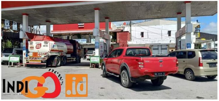 Mobil Dinas Pemuda dan Olahraga Kabupaten Taput yang selalu isi BBM subsidi, Kamis (13/7).