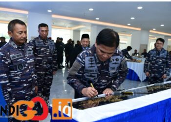 Danpushidrosal, Laksamana Madya TNI Nurhidayat saat tanda tangani prasasti peresmian beberapa fasilitas baru kesehatan dan kesejahteraan di Rumah Sakit Pusat Angkatan Laut (RSPAL) dr. Ramelan - Surabaya, Selasa (11/7).