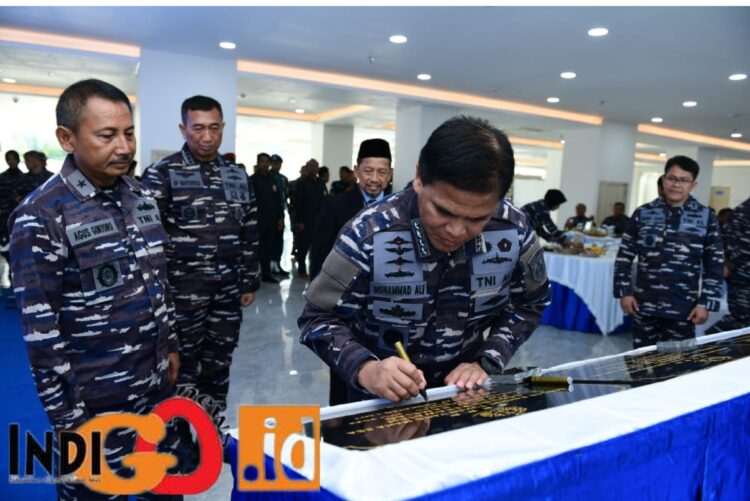 Danpushidrosal, Laksamana Madya TNI Nurhidayat saat tanda tangani prasasti peresmian beberapa fasilitas baru kesehatan dan kesejahteraan di Rumah Sakit Pusat Angkatan Laut (RSPAL) dr. Ramelan - Surabaya, Selasa (11/7).