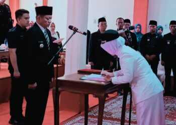 Bupati OKU Timur, Lanosin saat melantik Kades terpilih, Jumat (14/7).