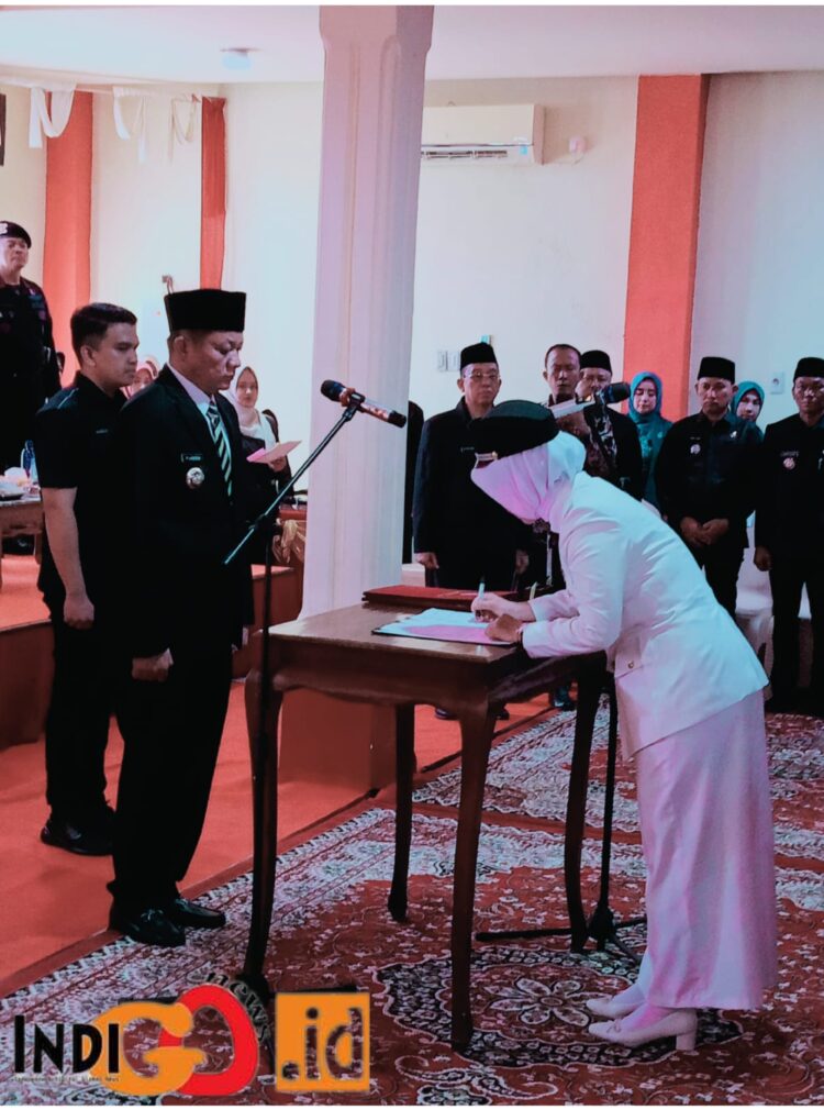 Bupati OKU Timur, Lanosin saat melantik Kades terpilih, Jumat (14/7).