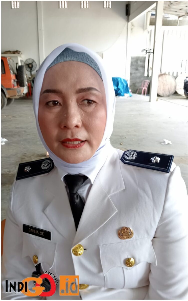 Dahlia SE, Kepala Desa Tugu Arum tiga periode, Jumat (14/7).