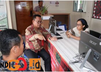 Bupati Toba, Poltak Sitorus saat Inspeksi mendadak ke Kantor Dinas PMPTSPKK (Penanaman Modal, Pelayanan Terpadu Satu Pintu dan Ketenaga Kerjaan) Kabupaten Toba dijalan Mulia Raja, Balige, Kabupaten Toba - Sumatera Utara, Jumat (14/7).