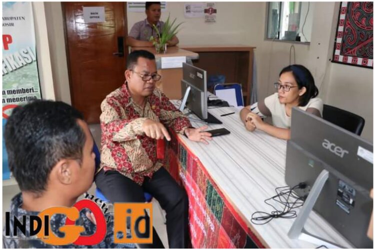 Bupati Toba, Poltak Sitorus saat Inspeksi mendadak ke Kantor Dinas PMPTSPKK (Penanaman Modal, Pelayanan Terpadu Satu Pintu dan Ketenaga Kerjaan) Kabupaten Toba dijalan Mulia Raja, Balige, Kabupaten Toba - Sumatera Utara, Jumat (14/7).