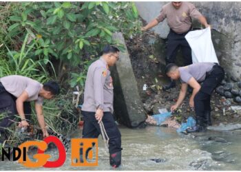 Personil Polresta Deliserdang saat pembersihan saluran sungai, Kamis (13/7).