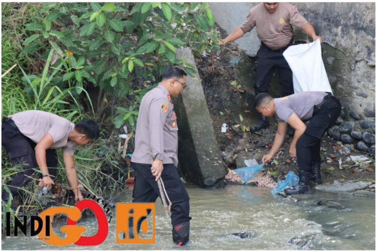 Personil Polresta Deliserdang saat pembersihan saluran sungai, Kamis (13/7).