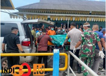 Tim TNI bersama Warga saat evakuasi jenazah Ujang, Jumat (14/7).