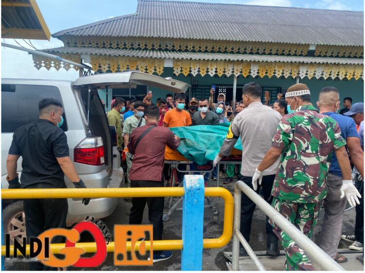 Tim TNI bersama Warga saat evakuasi jenazah Ujang, Jumat (14/7).