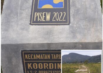 Prasasti dan kondisi rabat beton proyek PISEW 2022 yang sangat buruk, Senin (17/7).