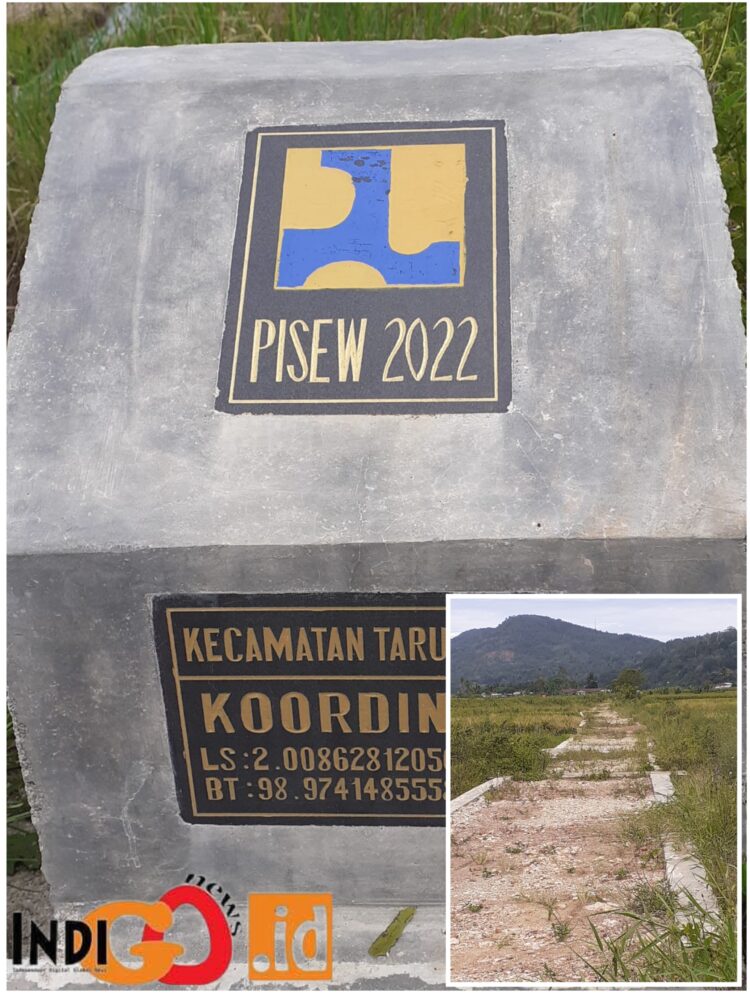 Prasasti dan kondisi rabat beton proyek PISEW 2022 yang sangat buruk, Senin (17/7).