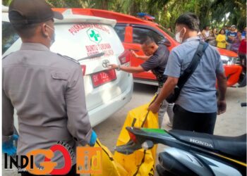 Jajaran Polsek Tanah Jawa saat evakuasi mayat Nayyara, Minggu (16/7).