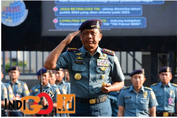 Danpushidrosal, Laksamana Madya TNI Nurhidayat saat pimpin upacara 17- an dan membacakan amanat TNI, Senin (17/7).