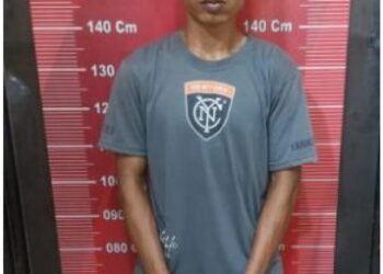 Tersangka ABN saat diamankan di Polsek Medan Baru, Senin (10/7).