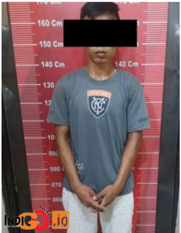 Tersangka ABN saat diamankan di Polsek Medan Baru, Senin (10/7).