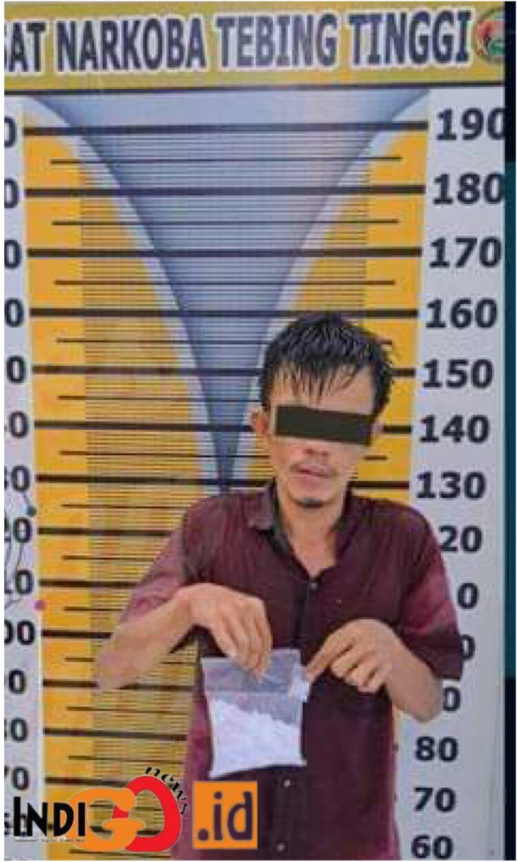 Tersangka ZAS saat diamankan di Mapolres Tebing Tinggi, Selasa (11/7).