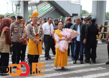 Kapolda Sumut yang baru, Irjen. Pol. Agung Setya IE, SH, SIK, M.Si saat memdarat di Bandara KNO, Kamis (20/7).