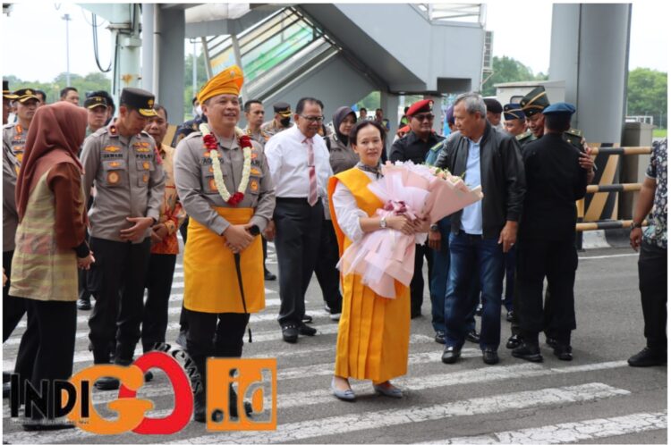 Kapolda Sumut yang baru, Irjen. Pol. Agung Setya IE, SH, SIK, M.Si saat memdarat di Bandara KNO, Kamis (20/7).
