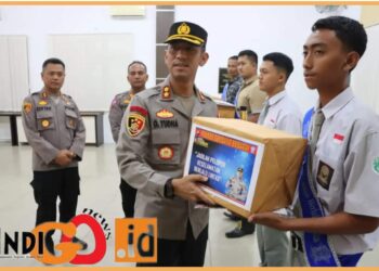 Kapolres Sergai, AKBP. Oxy saat berikan penghargaan dan bingkisan kepada pelajar, Senin (31/7).