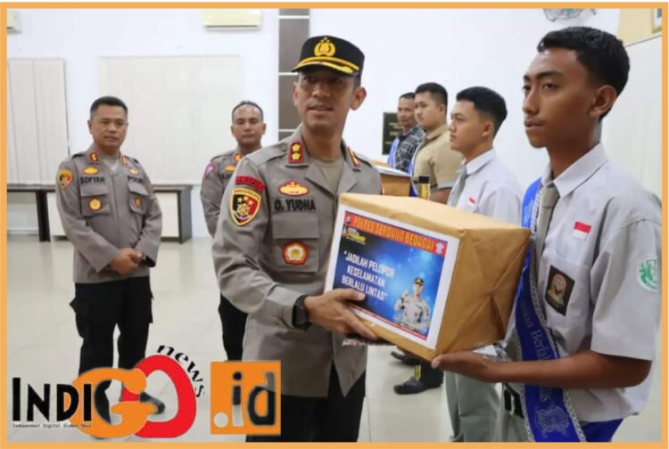 Kapolres Sergai, AKBP. Oxy saat berikan penghargaan dan bingkisan kepada pelajar, Senin (31/7).