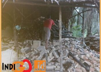 Pengusaha tanpa izin saat bongkar dapur arangnya, Rabu (2/8).