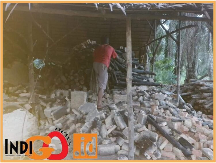 Pengusaha tanpa izin saat bongkar dapur arangnya, Rabu (2/8).