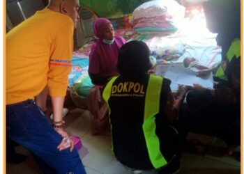 Tim Kesehatan Rumah Sakit Bhayangkara Polda Sumut saat mendatangi kediaman Ibu Lia, Jumat (4/8).