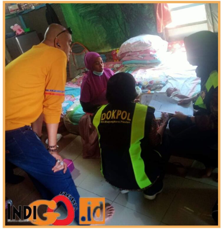 Tim Kesehatan Rumah Sakit Bhayangkara Polda Sumut saat mendatangi kediaman Ibu Lia, Jumat (4/8).